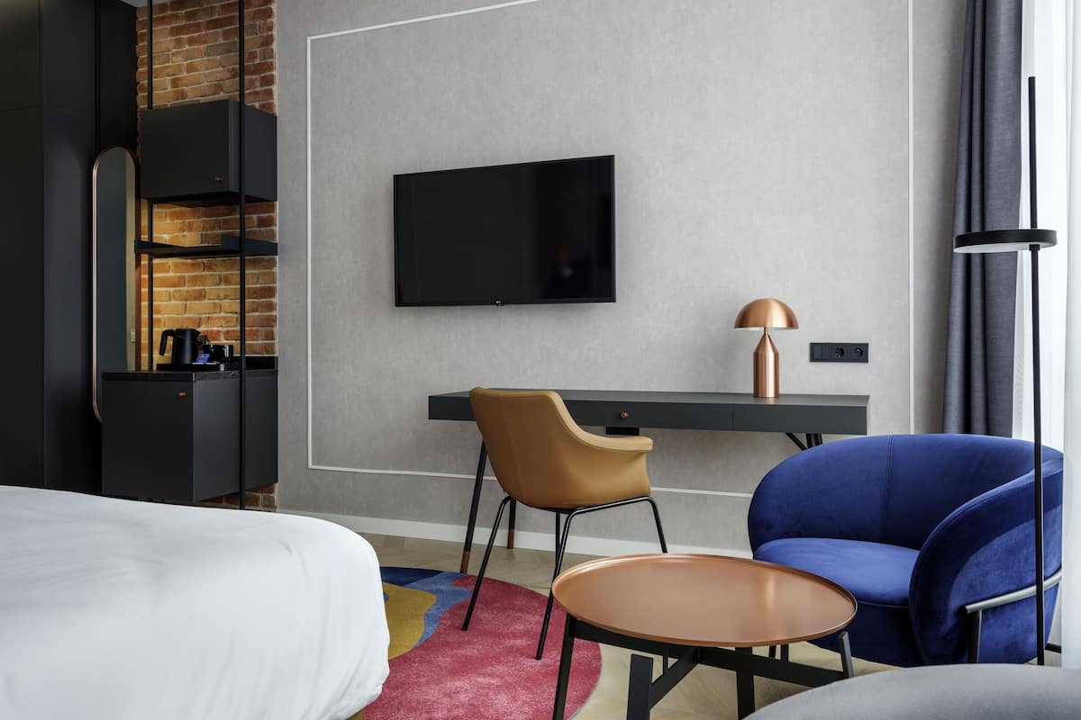 1 bedroom, in-room safe, individually furnished, desk