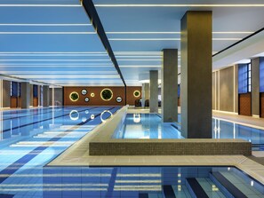 Una piscina cubierta