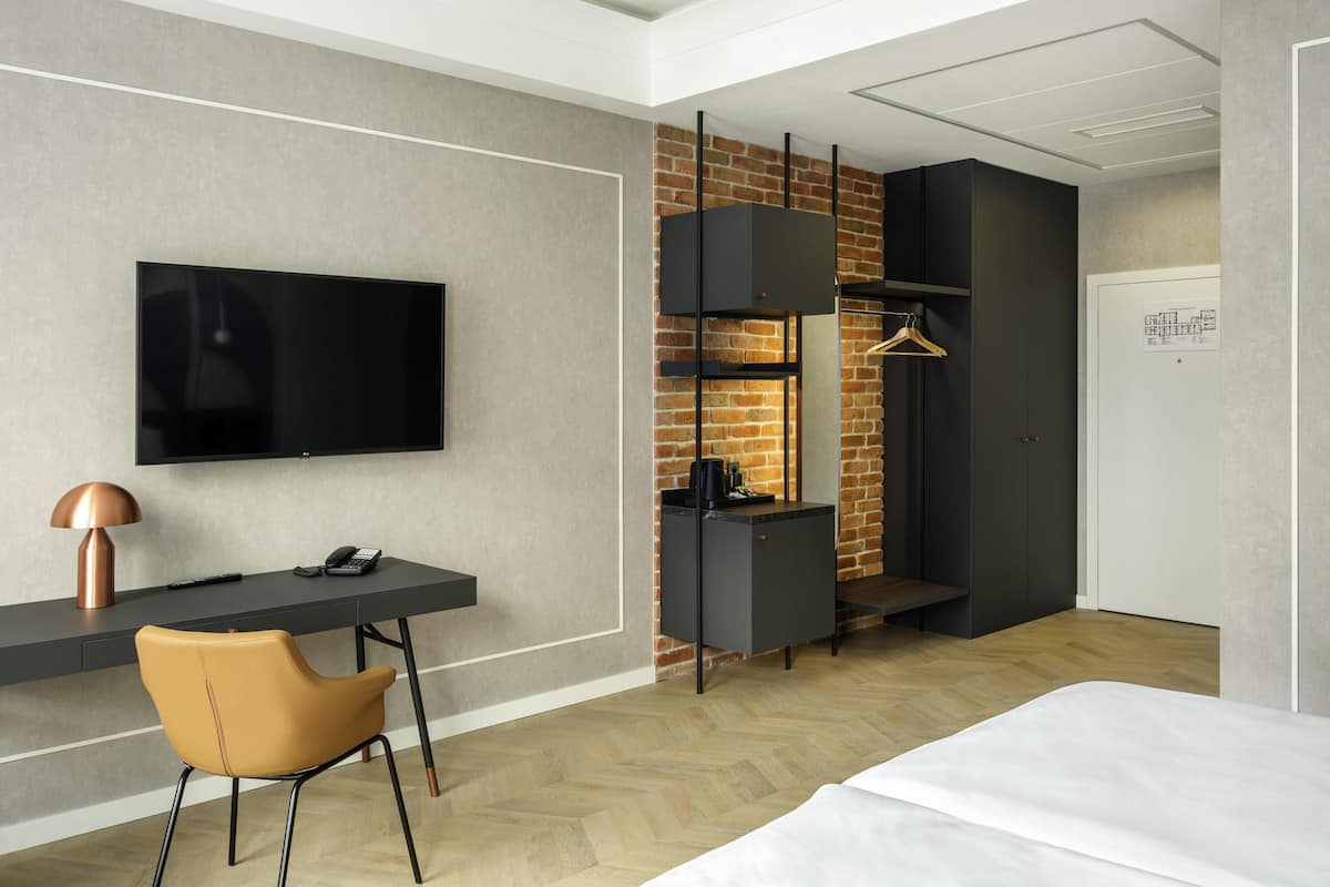 Habitación doble superior, 1 cama doble | Caja fuerte, escritorio, espacio para trabajar con un portátil