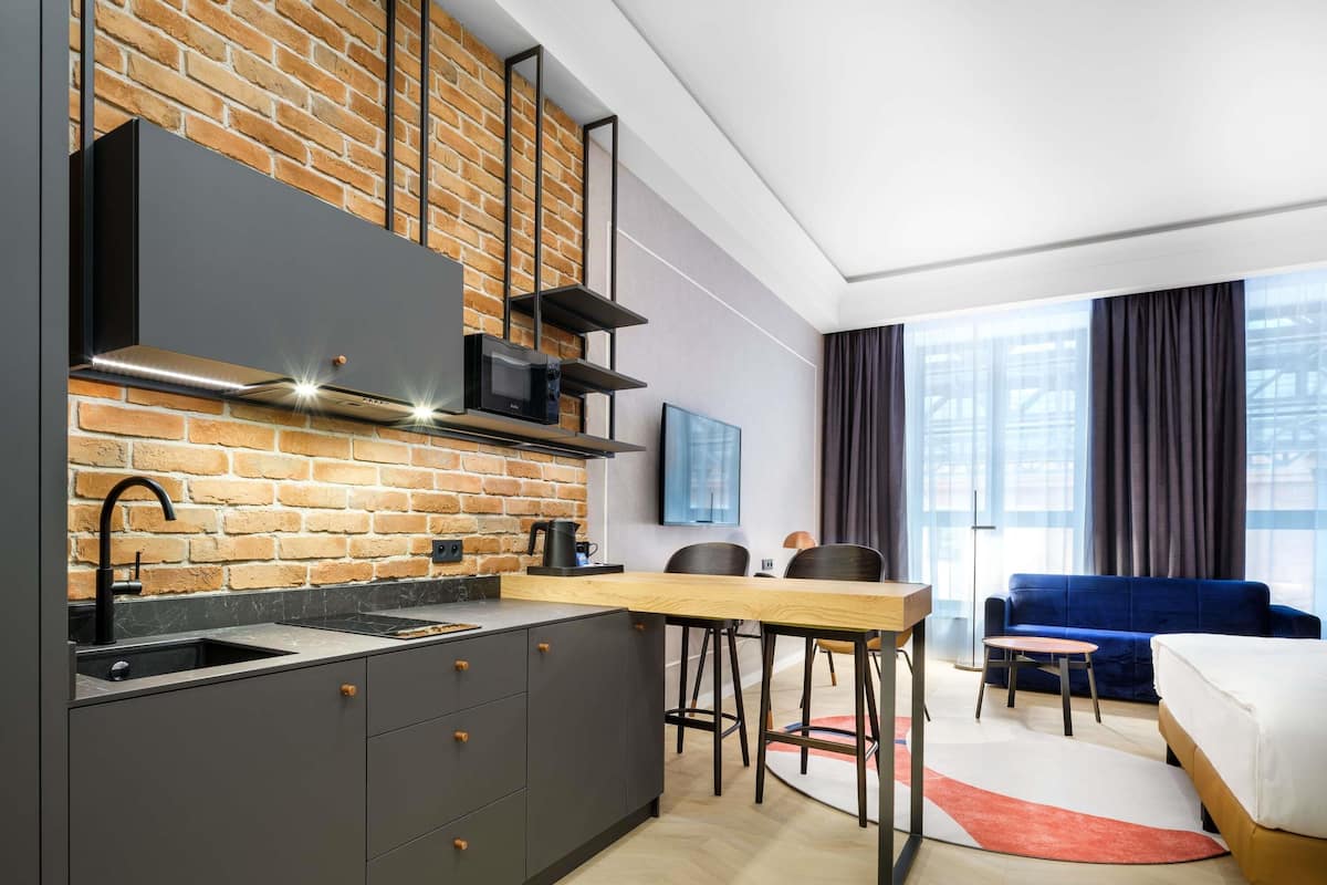 In-room safe, individually furnished, desk, laptop workspace