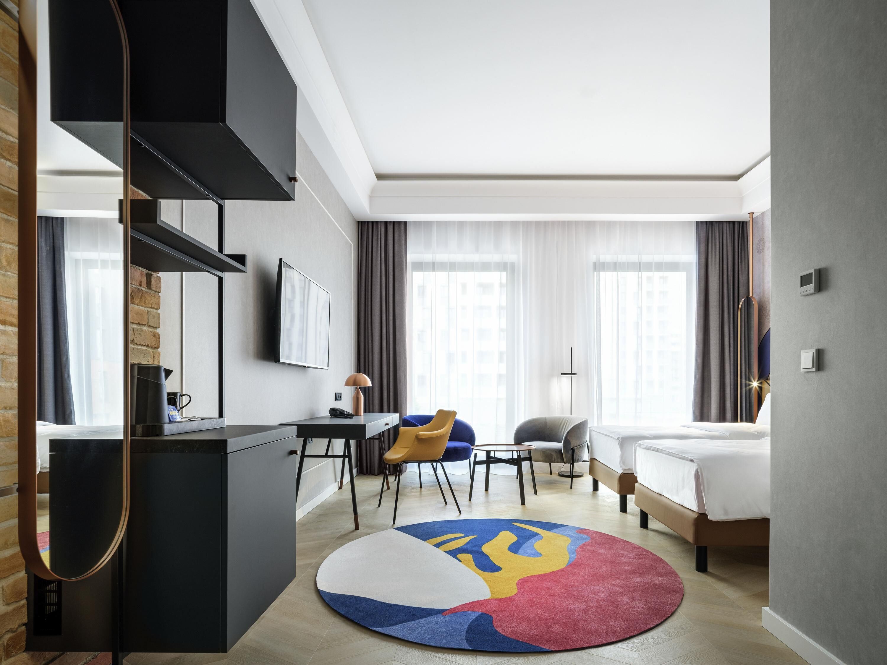 Habitación estándar, 2 camas individuales | Caja de seguridad en la habitación, muebles diferentes y escritorio 