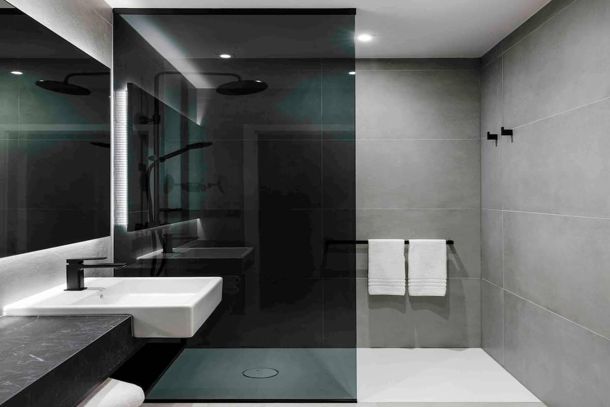 1 habitación, caja de seguridad en la habitación y muebles diferentes