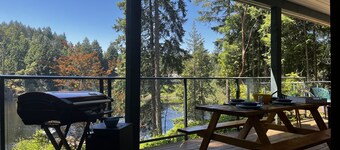 Dragonfly Retreat – Scenic Lakeside Guest Accommodation Near Nanaimo River