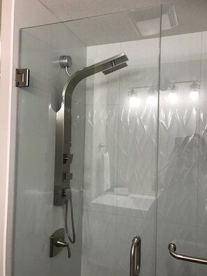 Regadera, regadera tipo lluvia, secadora de cabello, toallas 