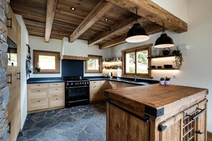 Fridge, microwave, oven, stovetop - Chalet Pain Seigle - Five Bedroom Chalet, Sleeps 13 (Riddes)