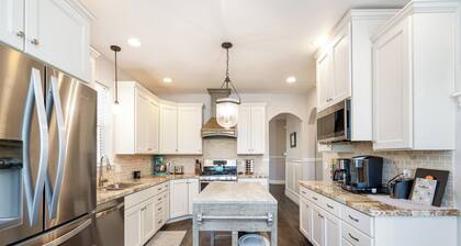 Air Conditioned 3200 sq/ft home, New decks, outdoor spaces in the Pines