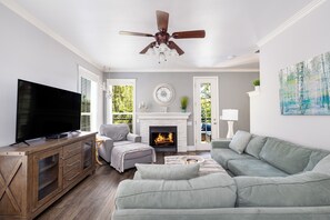 Smart TV, chimenea y oficina