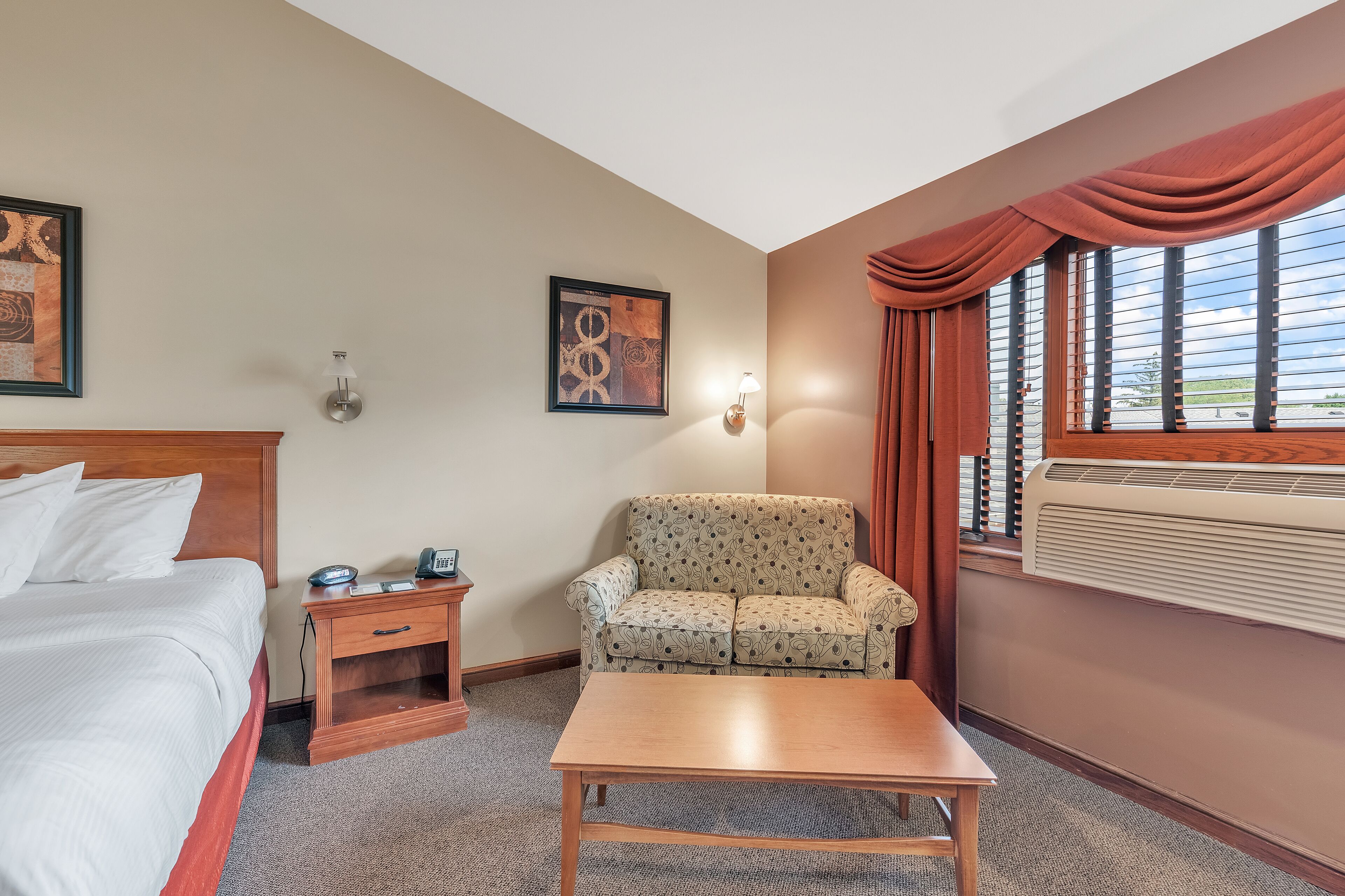 deluxe room | 1 bedroom, premium bedding, pillow-top beds, desk