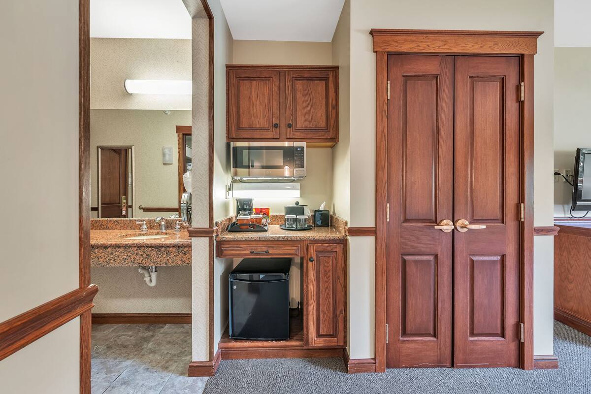 1 bedroom, premium bedding, pillow-top beds, desk