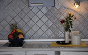 Kjøleskap, kaffetrakter/tekoker, vannkoker og kjøkkenutstyr