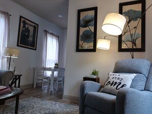TV connectée, cheminée, livres