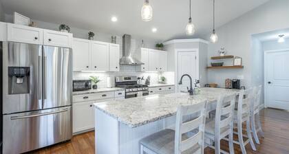 Hemlock Hill | Large Home| Mtn Views | Sleeps 23!