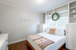 8 bedrooms, desk, iron/ironing board, free WiFi