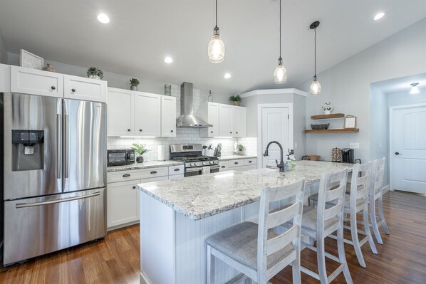 ثلاجة، ميكروويف، فرن، موقد طهي مسطح