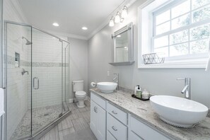 Kylpyamme, hiustenkuivaaja, pyyhkeet