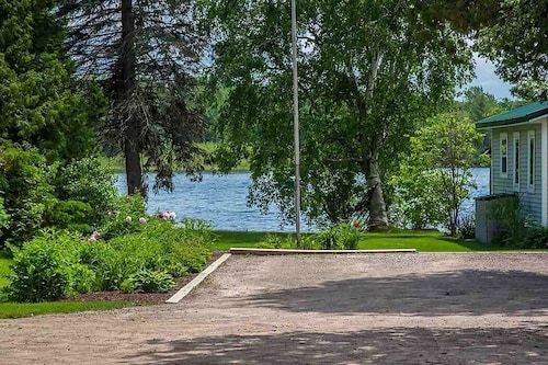 Gorgeous Freshly Remodeled Resort Home Steps From Lake