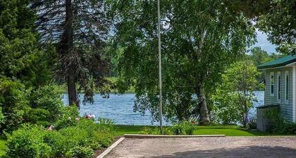 Gorgeous Freshly Remodeled Resort Home Steps From Lake