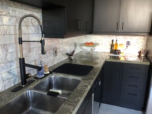 ثلاجة، ميكروويف، فرن، موقد طهي مسطح