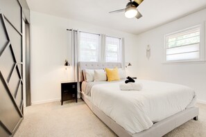 4 bedrooms, desk, iron/ironing board, travel crib - Base Camp | MHK - Walking Distance to Sports Complex (Manhattan)