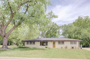 Exterior - Base Camp | MHK - Walking Distance to Sports Complex (Manhattan)