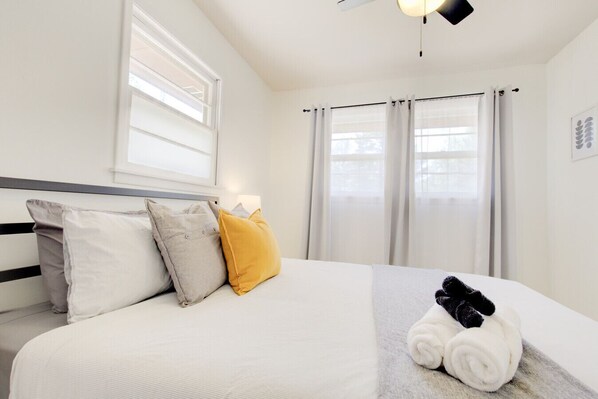4 bedrooms, desk, iron/ironing board, travel cot