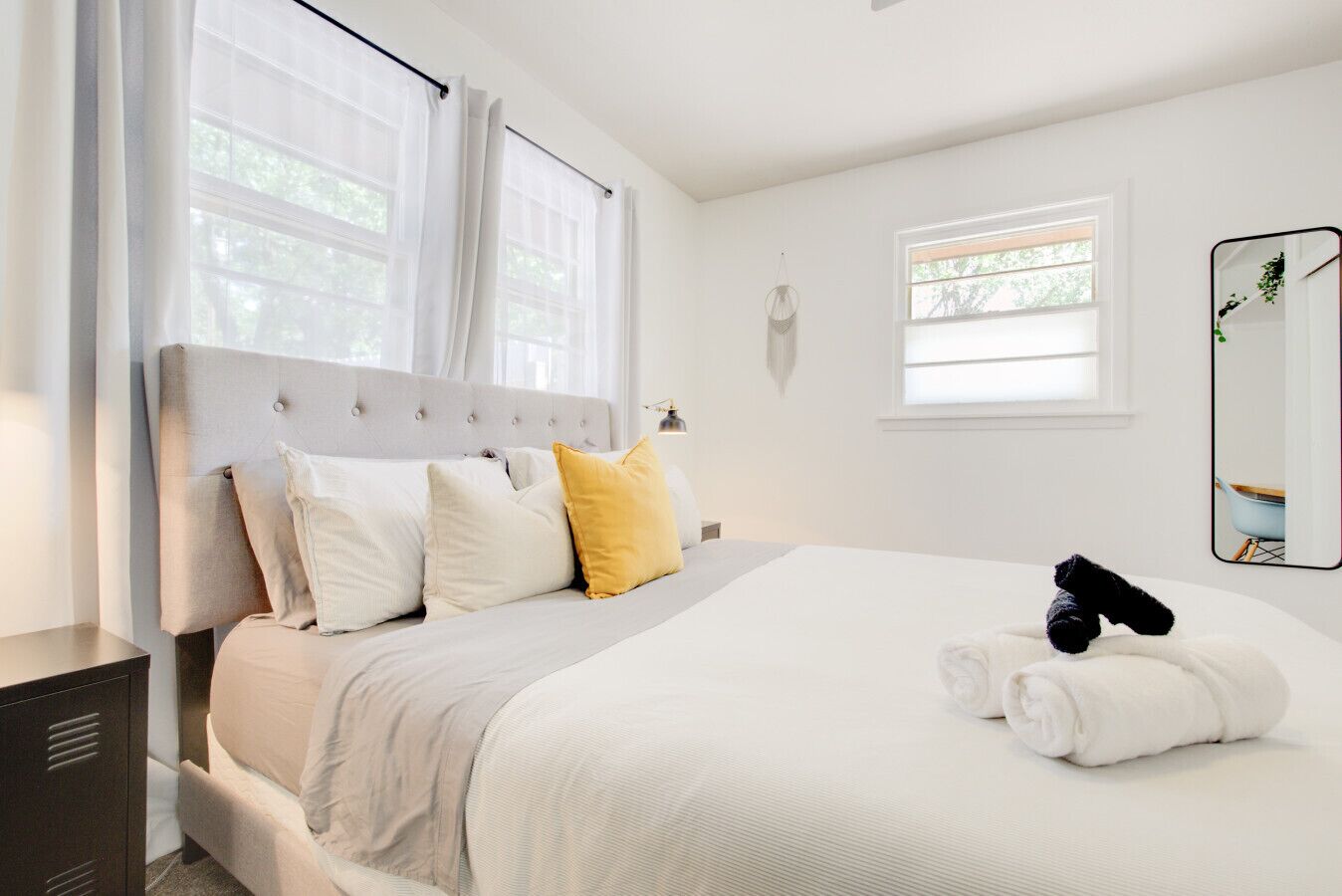 4 dormitorios, escritorio, tabla de planchar con plancha y cuna de viaje