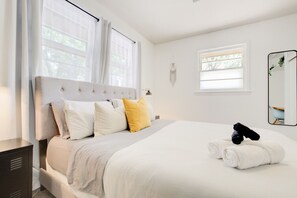 4 slaapkamers, een bureau, een strijkplank/strijkijzer, reisbedje