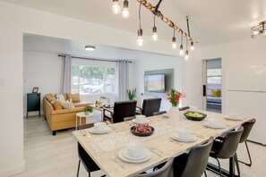 Dining - Base Camp | MHK - Walking Distance to Sports Complex (Manhattan)