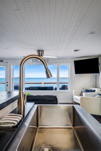 Point Pelee Beach Retreat | Hot Tub | Lake Erie