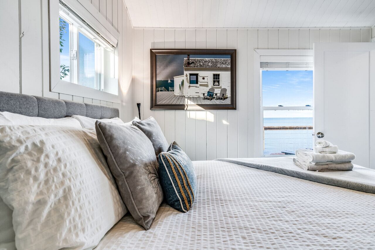 2 quartos, escrivaninha, ferros/tábuas de passar roupa