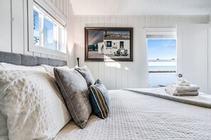 2 soverom, skrivebord, strykejern/-brett og wi-fi (inkludert)