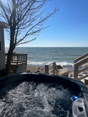 Outdoor spa tub - All Decked out Beach house with Hot tub (Leamington)