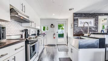 雪櫃、微波爐、焗爐、爐具