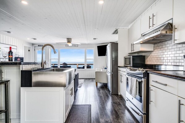 Kjøleskap, mikrobølgeovn, ovn og kokeplater