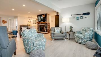 Una Smart TV, una chimenea, Netflix, servicios de streaming