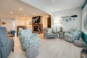 Smart TV, fireplace, Netflix, streaming services