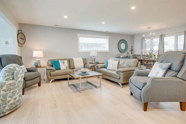 Smart TV, fireplace, Netflix, streaming services