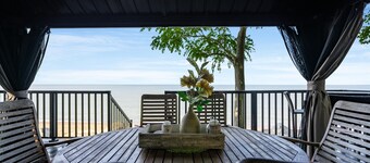 The Julia Kennedy Beach House with Hot tub