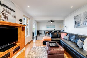 Älytelevisio, takka, kirjoja