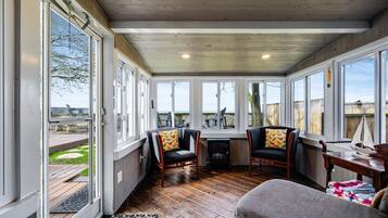 Una Smart TV, una chimenea, libros