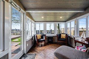 Smart TV, chimenea, libros