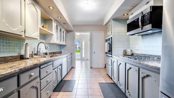 Frigorífic, microones, forn i placa de cuina