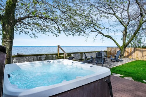 The KingFisher Lakehouse: Your Lakeside Haven