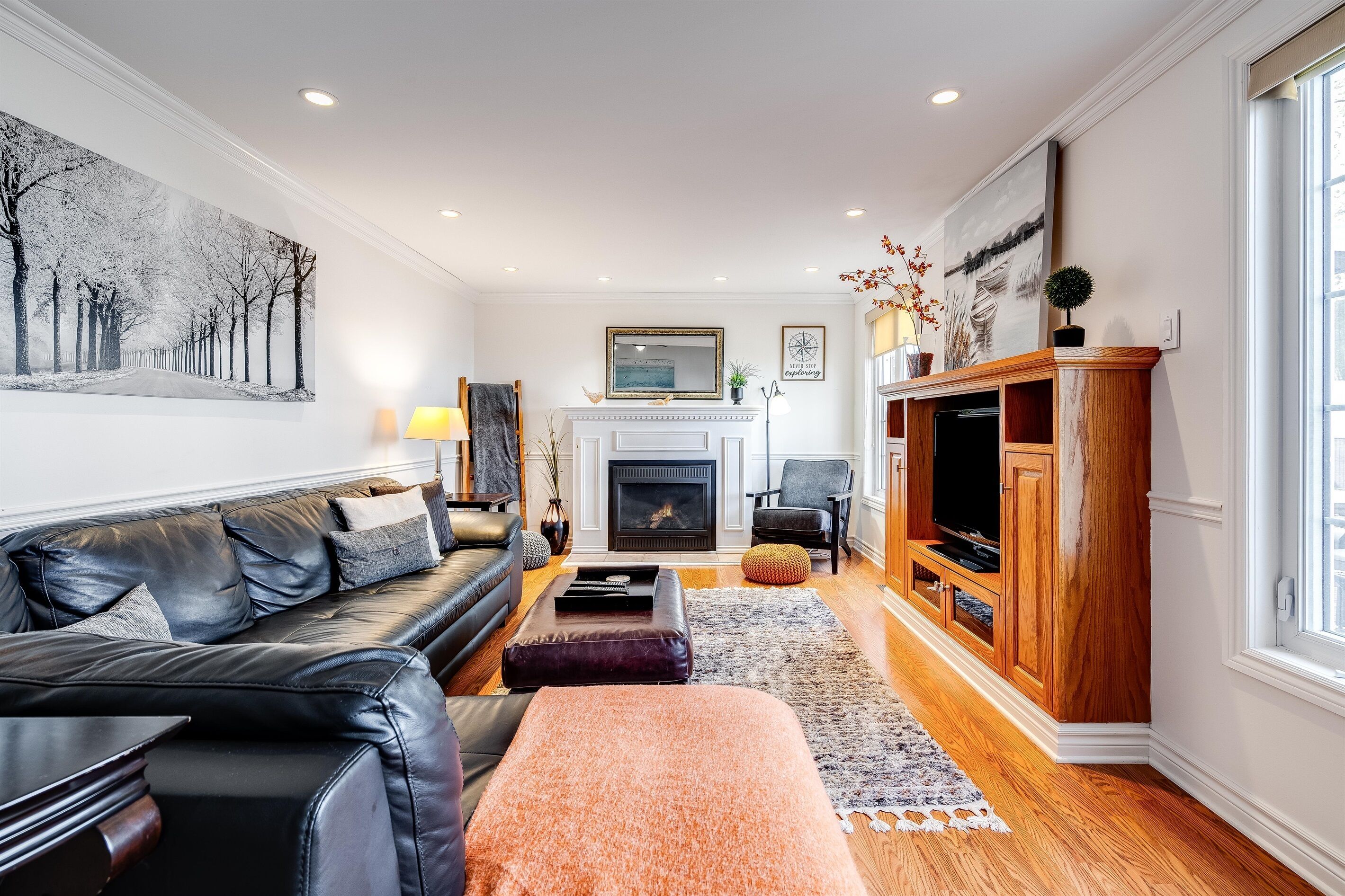 Una Smart TV, una chimenea, libros