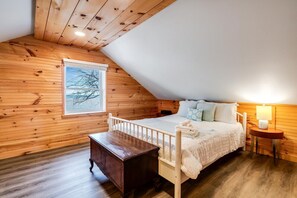 3 bedrooms, desk, iron/ironing board, free WiFi