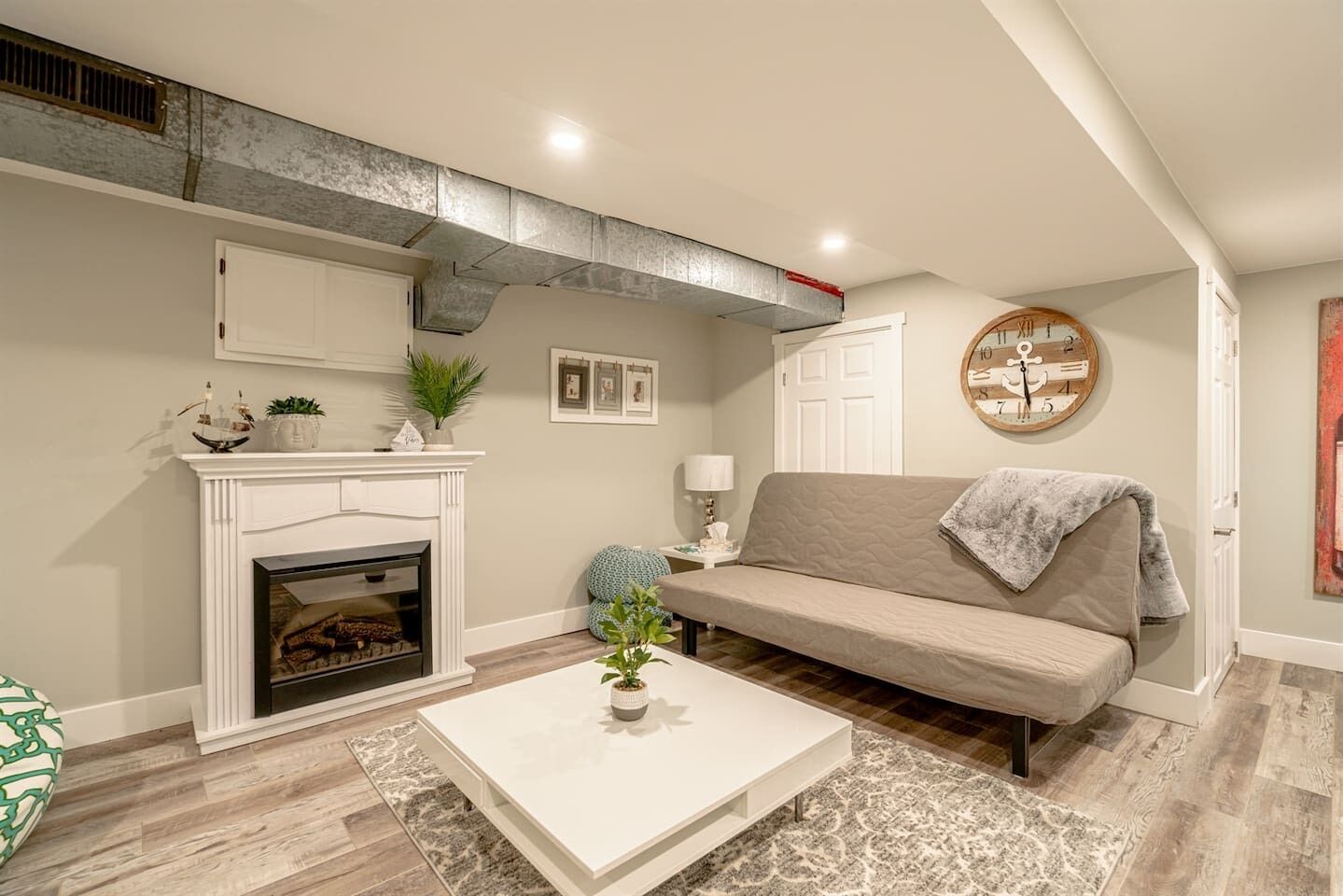 Una televisión, una chimenea, libros