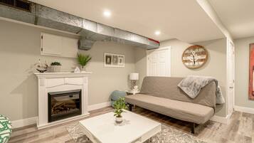 Una televisión, una chimenea, libros