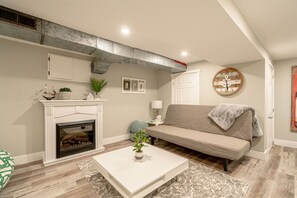 Televisio, takka, kirjoja