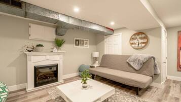 Smart TV, chimenea y libros