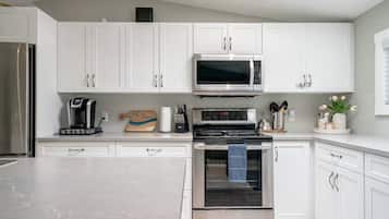 Een koelkast, een microgolfoven, een oven, een kookplaat